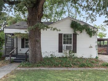 1017  Clarence Street W