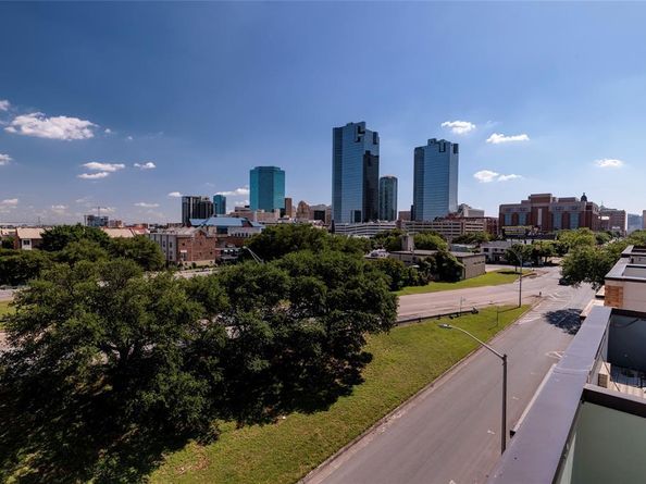 724  Skyline Bluff Court , Fort Worth Texas 76102