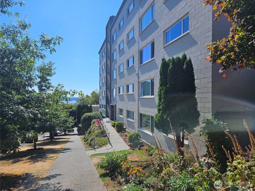 919 2nd Avenue W 407, Seattle WA 98119