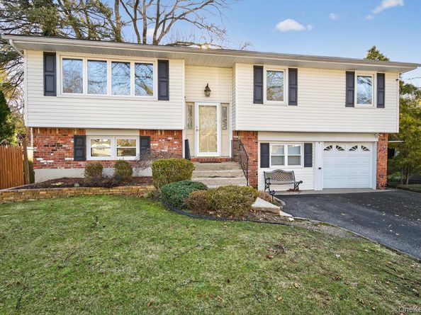 8 Stern Court, Huntington Station NY 11746