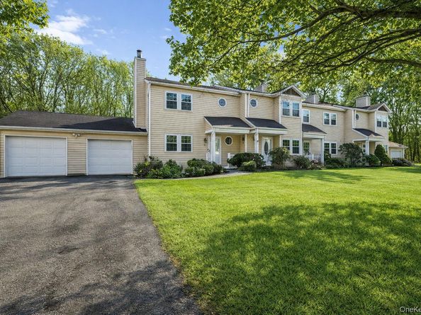 8 Huntington Commons 8, Yaphank NY 11980