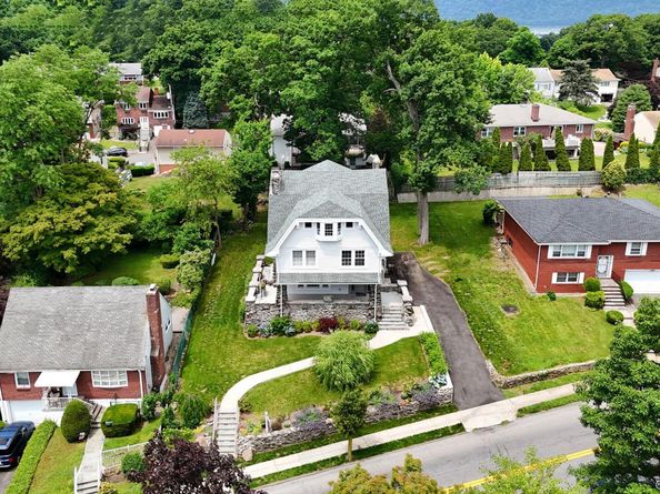 209 Van Cortlandt Park Avenue, Yonkers NY 10705