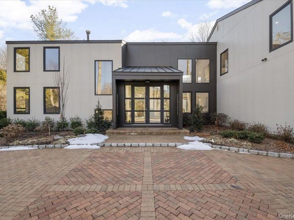 26 Windemere Way, Woodbury NY 11797