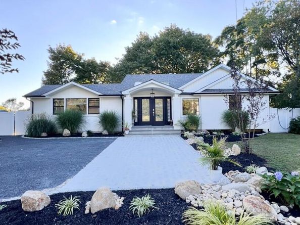 566 Locust Avenue, Oakdale NY 11769