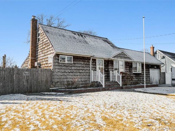 54 31st Street, Copiague NY 11726