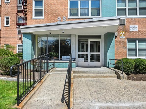 98 DeHaven Drive 2B, Yonkers NY 10703