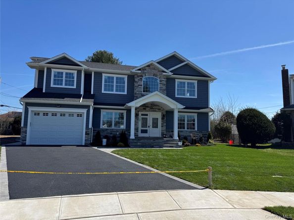 11 Evelyn Court, Syosset NY 11791