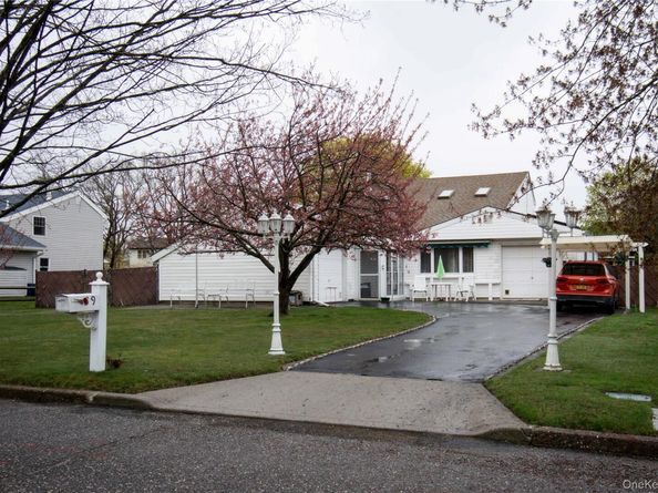 39 Narragansett Avenue, Medford NY 11763
