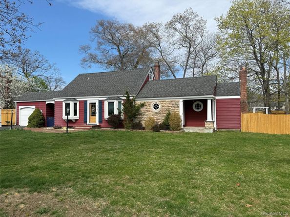 33 Hollins Lane, East Islip NY 11730