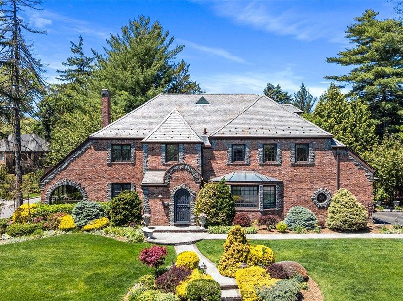79 Aldershot Lane, Manhasset NY 11030