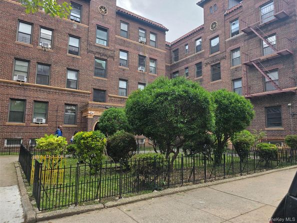 62-64 Saunders Street Q4, Rego Park NY 11374