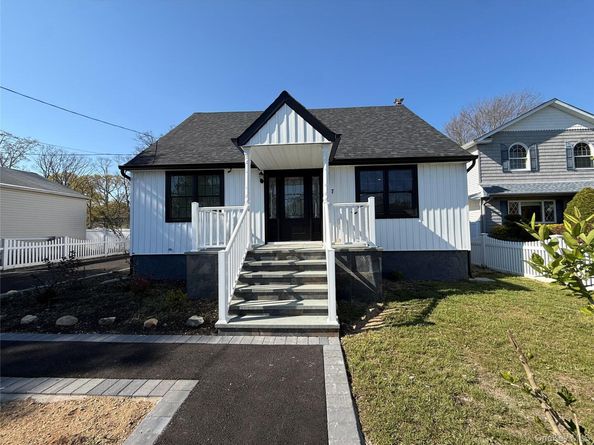7 E Lakeland Street, Bay Shore NY 11706