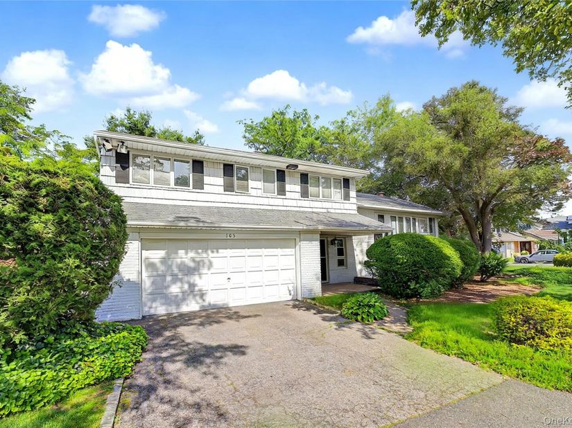 105 Serpentine Lane, Albertson NY 11507