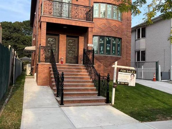 6973 229th Street, Oakland Gardens NY 11364