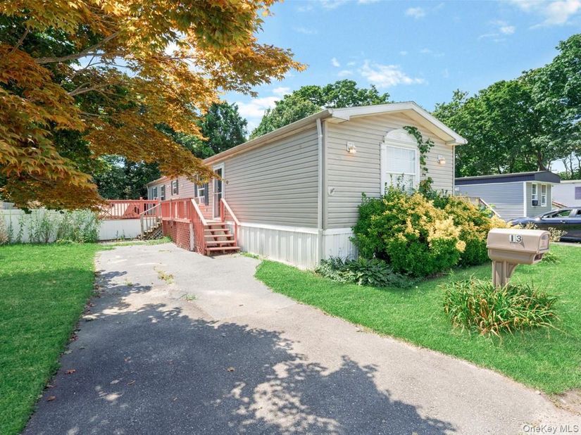 13 Mindy Lane, Bohemia NY 11716