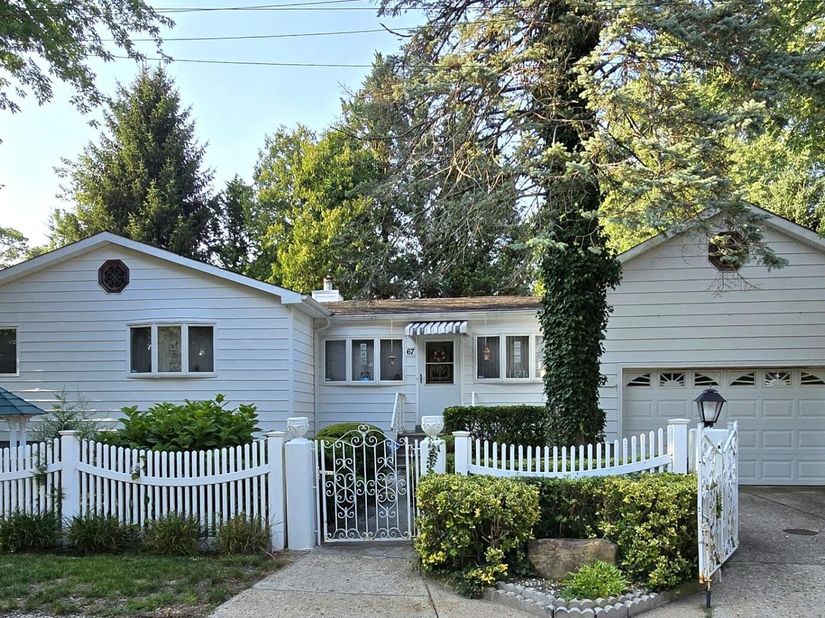 67 King Road, Rocky Point NY 11778