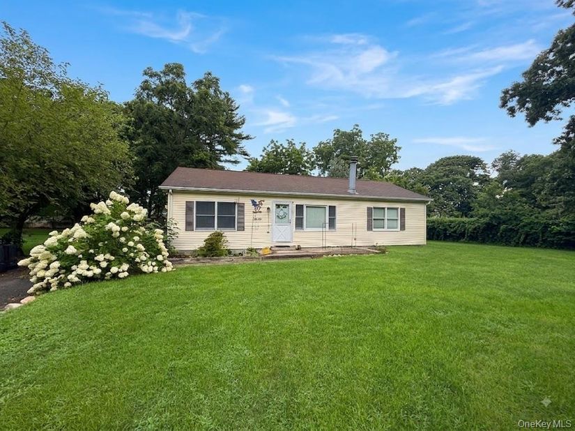 72 Locust Avenue, Oakdale NY 11769
