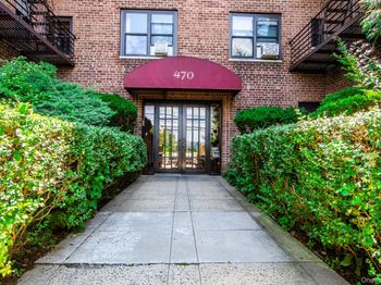 470 N Broadway