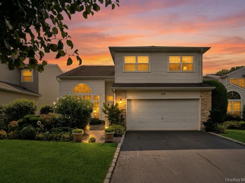 160 Windwatch Drive, Hauppauge NY 11788