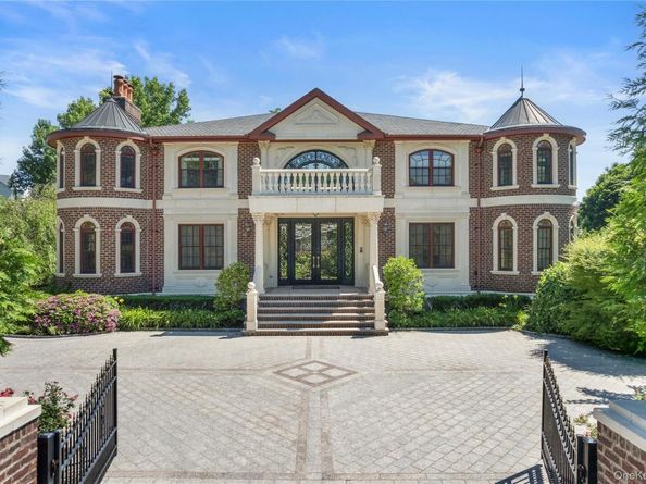 28 Whitney Circle, Glen Cove NY 11542
