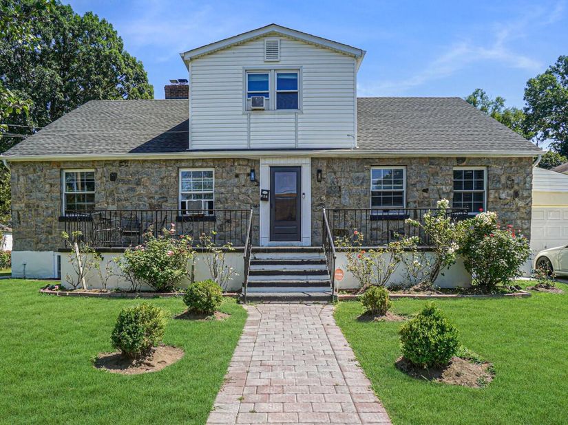 143 S Montgomery St, Valley Stream NY 11580