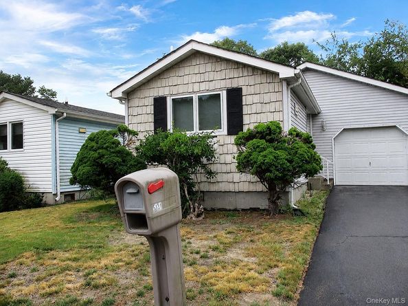 5131 Village Circle E, Manorville NY 11949