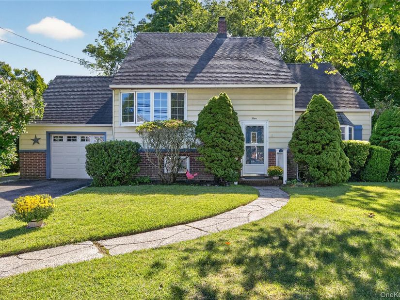 4 Oaktree Lane, Huntington Station NY 11746