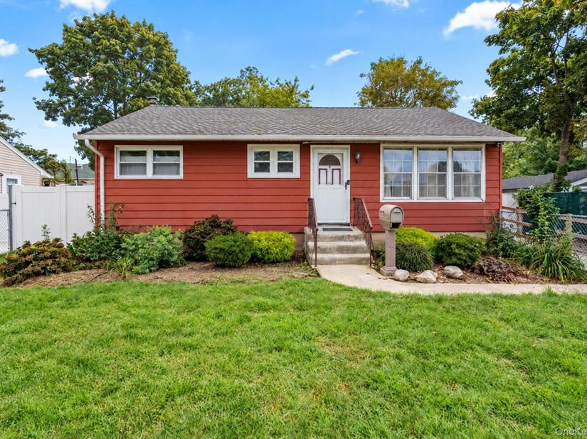 5 Prospect Street W, Amityville NY 11701