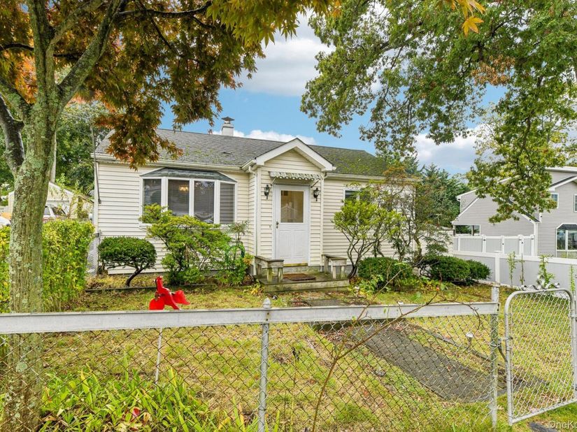 62 E 20th Street, Huntington Station NY 11746