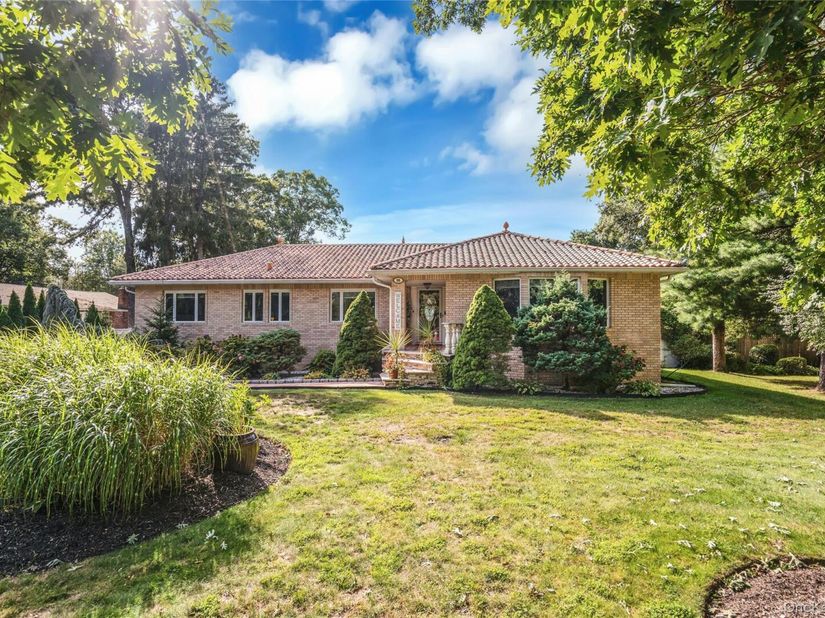 96 McCulloch Drive, Dix Hills NY 11746