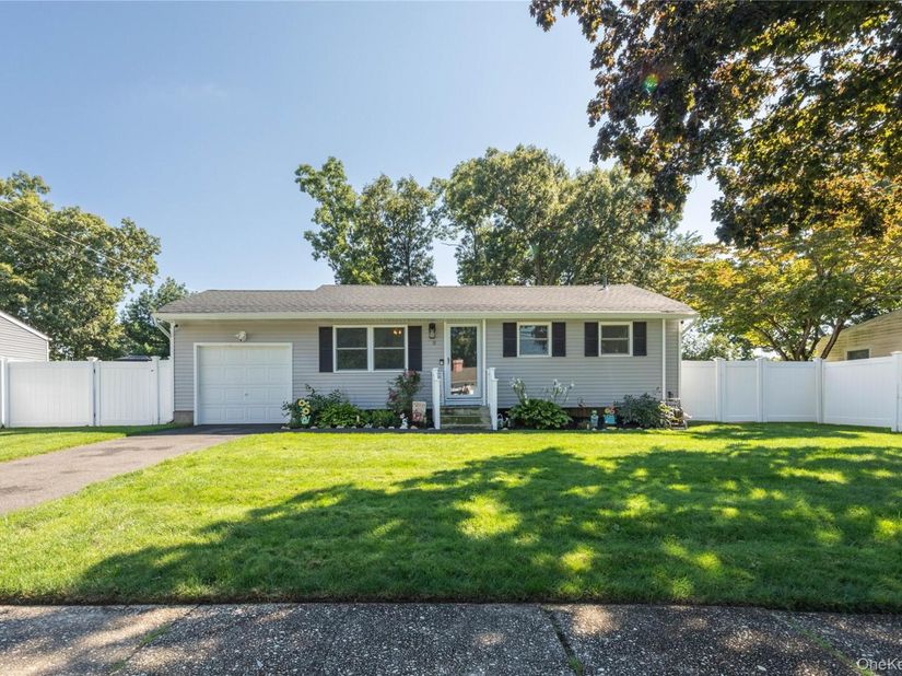 5 Norwalk Lane, Selden NY 11784