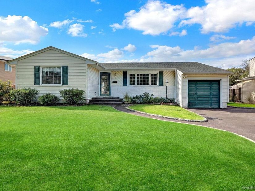 3 Daniel Drive, Farmingdale NY 11735