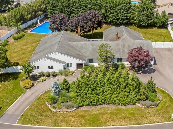6 Twilight Court, Melville NY 11747