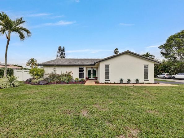 8519 Ramblewood Dr, Coral Springs FL 33071