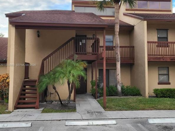 302 Lakeview Dr E, Royal Palm Beach FL 33411