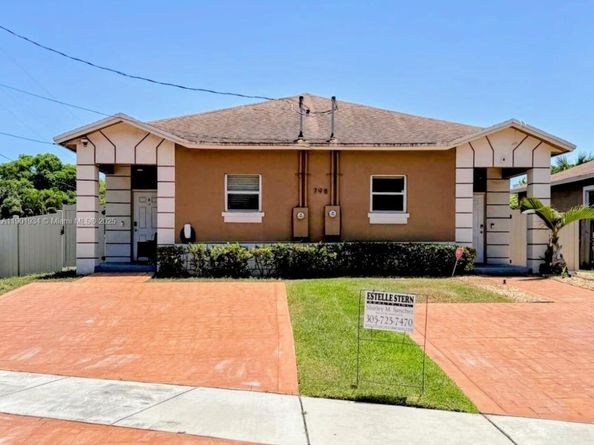 798 NE 43 St, Oakland Park FL 33334