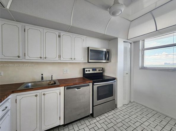 3703 NE 166th St 905, North Miami Beach FL 33160