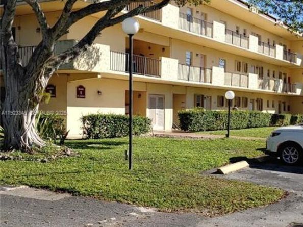 351 Cambridge Rd 107, Hollywood FL 33024