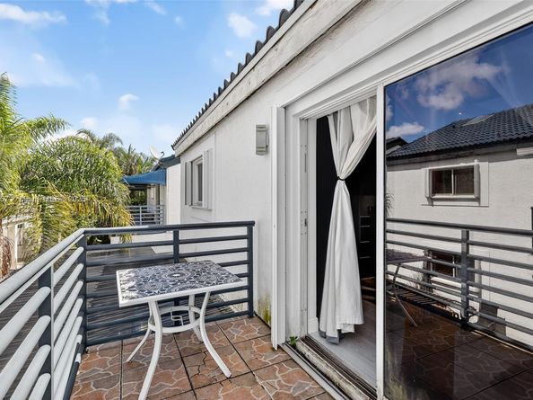 221 NE 212th St, Miami FL 33179