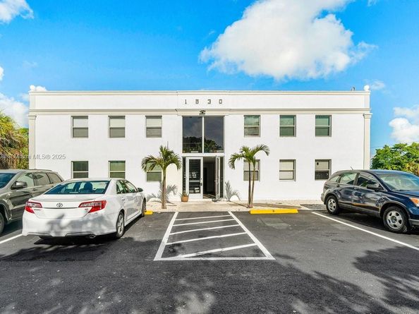 1530 Crescent Cir, West Palm Beach FL 33403