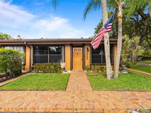 10301 Laurel Ct, Pembroke Pines FL 33026
