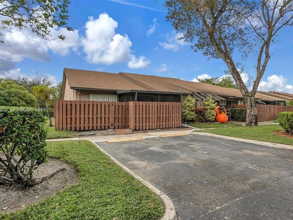 2682 N Nob Hill Rd, Sunrise FL 33322