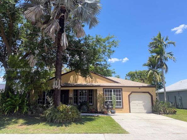 13541 SW 10th Pl, Davie FL 33325