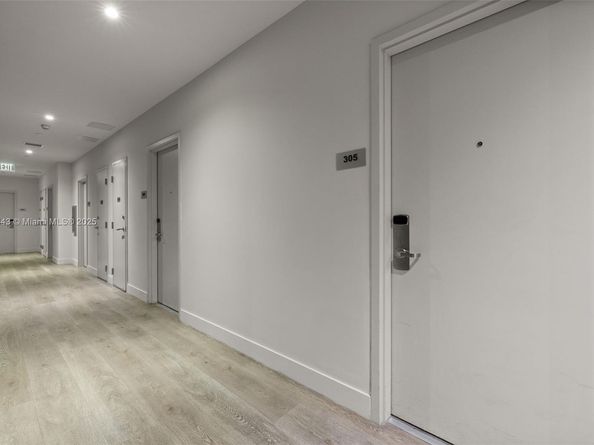 239 SW 9th ST 305, Miami FL 33130