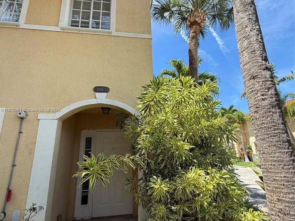 2082 NE 167th St 2104, North Miami Beach FL 33162
