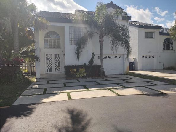 220 NE 211th St, Miami FL 33179