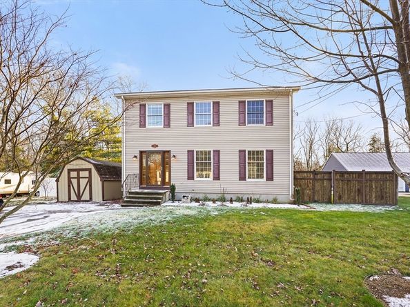 306 Rumonoski Dr, Northbridge MA 01534