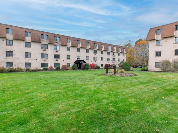 135 Grove St 110, Rockland MA 02370