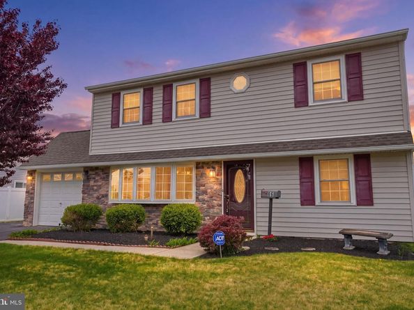 55 Canoebirch Road, Levittown PA 19057