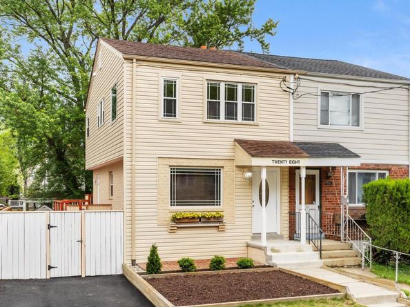 28 S Floyd Street, Alexandria VA 22304